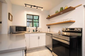 Réfrigérateur, four à micro-ondes, un four, surface de cuisson