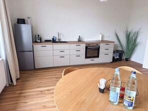 Kühlschrank, Ofen, Herdplatte, Geschirrspüler