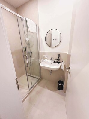 Shower, hair dryer, towels - Nearby Town Hall, exclusive designer furnishings (Celle)