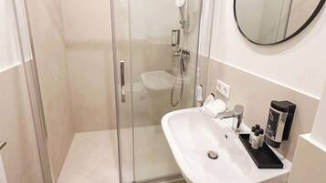 Dusche, Haartrockner, Handtücher