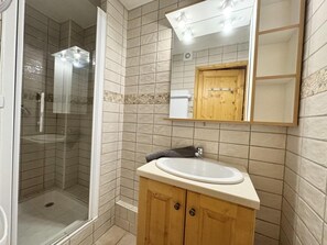 Bathroom - Chalet, 200m from resort center, view mountain, terrace, balcony, fireplace or stove, tv, ski locker (Vars)