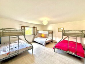 5 camere, una scrivania, ferro/asse da stiro, accesso a Internet