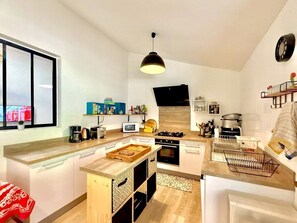 冷蔵庫、電子レンジ、オーブン、食器洗い機