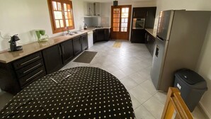 A kitchen with a central island, a refrigerator, a stove, and a sink. - Vulcano House, Nature getaway La Plaine des Cafres (La Plaine des Cafres)