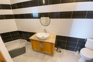 A bathroom with a sink, mirror, toilet, and shower. - Vulcano House, Nature getaway La Plaine des Cafres (La Plaine des Cafres)