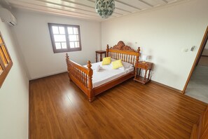 4 bedrooms, iron/ironing board, internet, bed sheets
