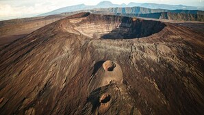 A vast, rugged landscape with a prominent crater and layered rock formations. - Vulcano House, Nature getaway La Plaine des Cafres (La Plaine des Cafres)