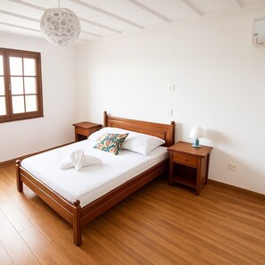 4 bedrooms, iron/ironing board, internet, bed sheets