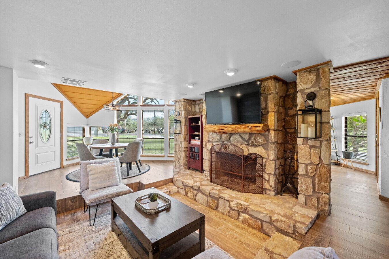 Smart TV, chimenea y libros 