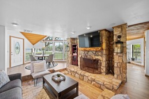 Smart-TV, Kamin, Bücher