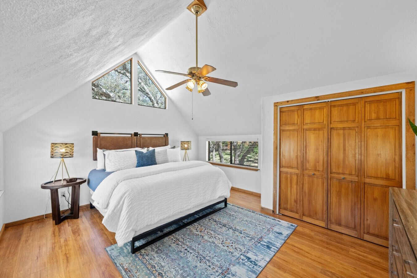 2 habitaciones, tabla de planchar con plancha y cuna de viaje 