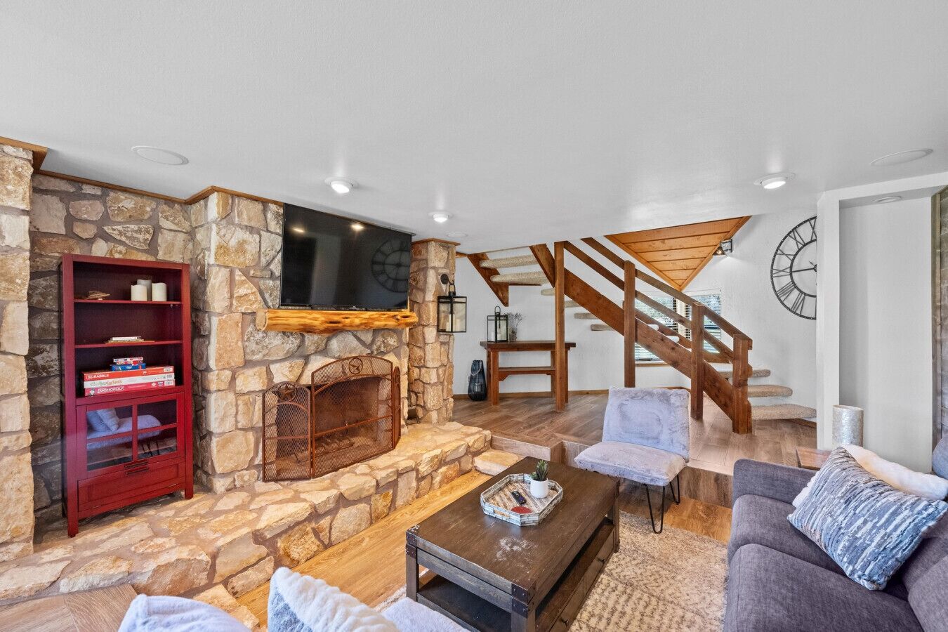 Smart TV, chimenea y libros 