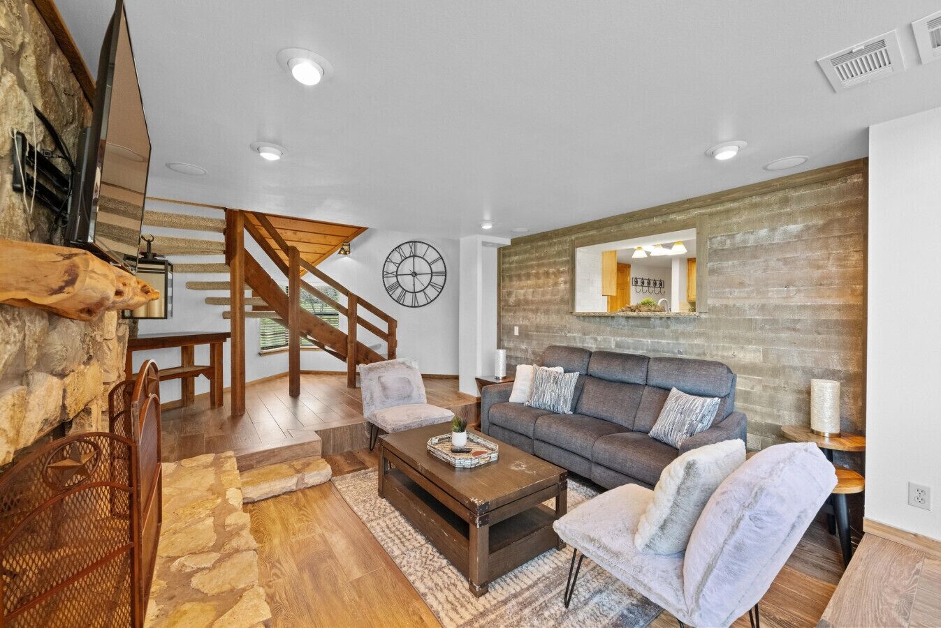 Smart-TV, Kamin, Bücher