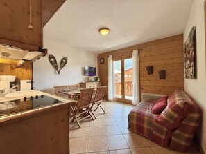 Living area - 300m from resort center, 1st floor, view mountain, balcony, tv, ski locker, 34m², Praz sur Arly (Praz-sur-Arly)