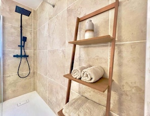 Een douche, een haardroger, handdoeken