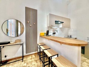 Geladeira, micro-ondas, fogão, lava-louças