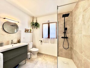 Shower, hair dryer, towels