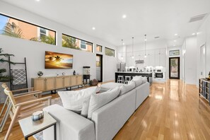 TV connectée, table de tennis de table, chaîne hi-fi