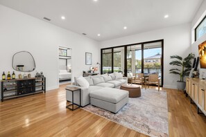 TV connectée, table de tennis de table, chaîne hi-fi