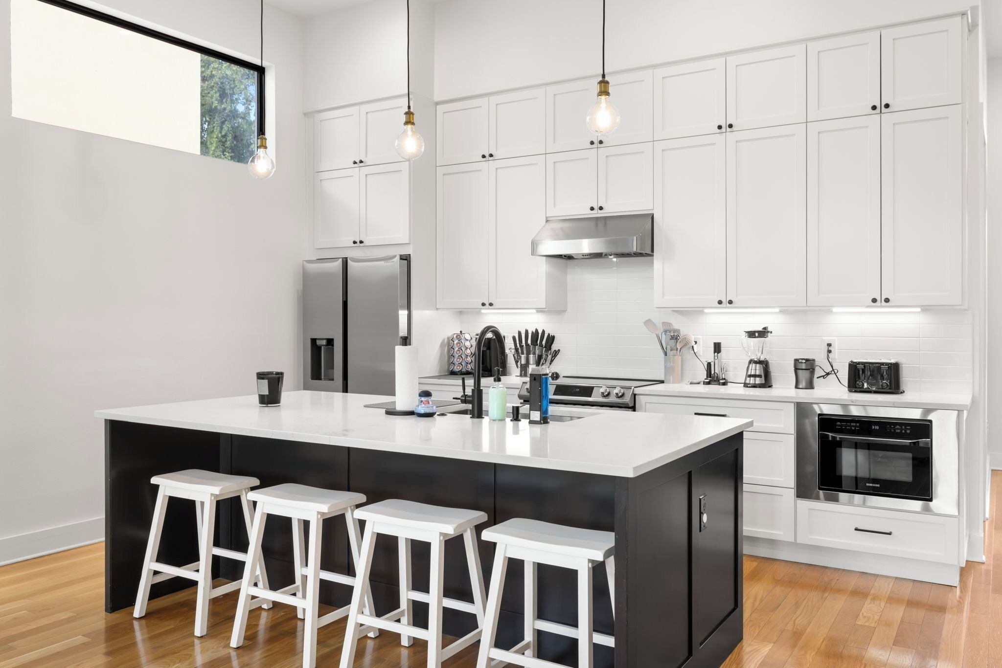 Køleskab, mikrobølgeovn, ovn, kogeplade