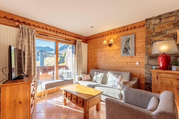 Living area - 200m from resort center, 4th floor, fitness, swimming pool, sauna, hammam, tv, 62m², La Plagne (La Plagne)