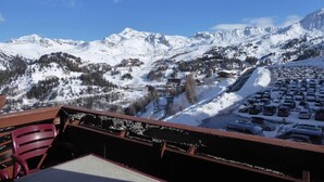 Property grounds - 10m from ski slopes, 4th floor, fitness, swimming pool, sauna, hammam, tv, 62m², La Plagne (La Plagne)