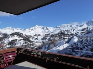 Property grounds - 10m from ski slopes, 4th floor, fitness, swimming pool, sauna, hammam, tv, 62m², La Plagne (La Plagne)