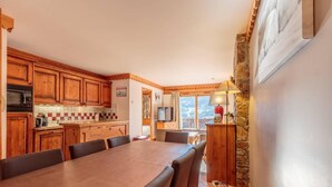 Dining - 10m from ski slopes, 4th floor, fitness, swimming pool, sauna, hammam, tv, 62m², La Plagne (La Plagne)
