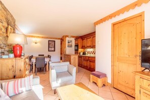 Living area - 200m from resort center, 4th floor, fitness, swimming pool, sauna, hammam, tv, 62m², La Plagne (La Plagne)