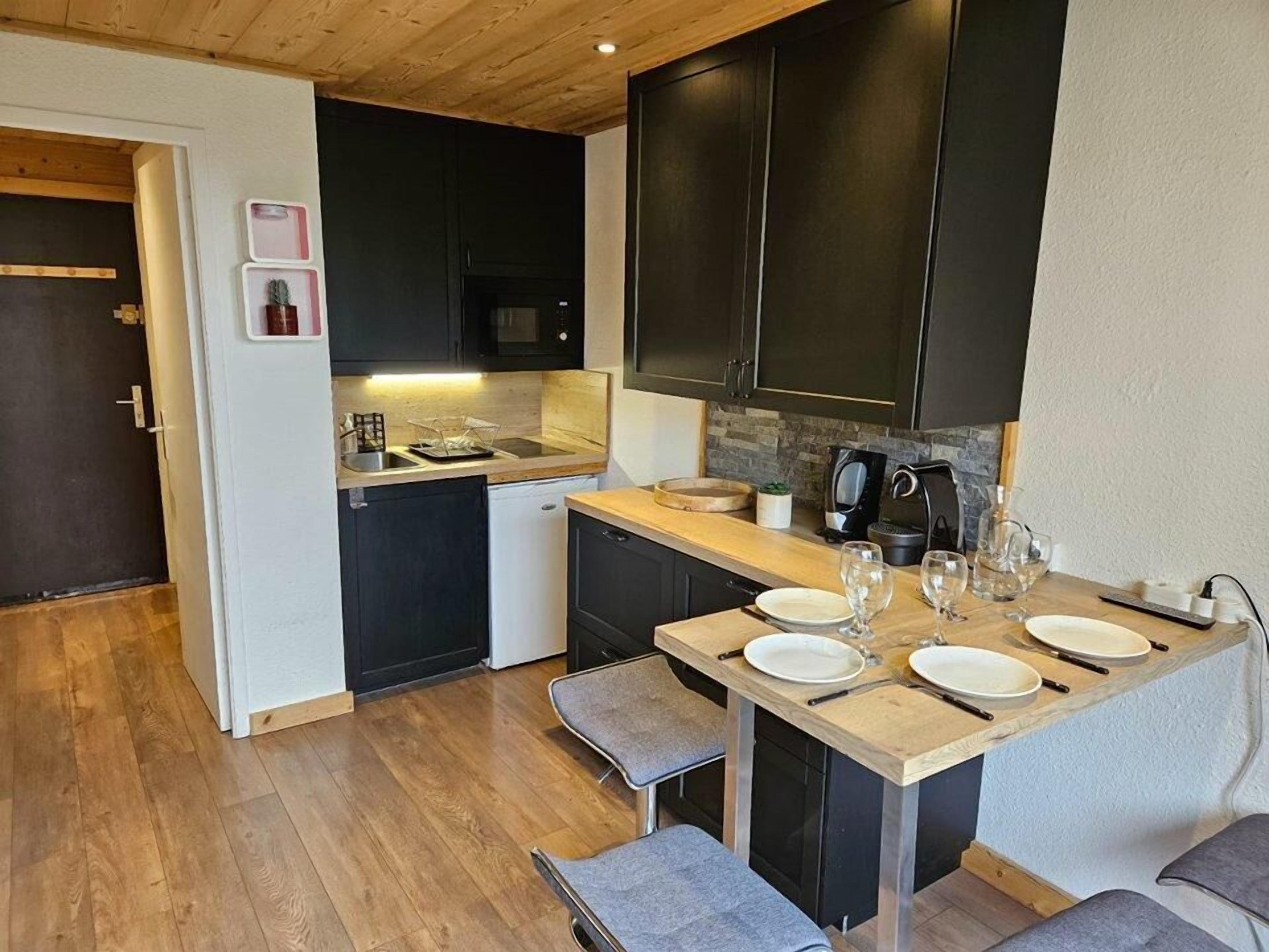 Wasserkocher mit Kaffee-/Teezubehör, Kühlschrank, Mikrowelle, Toaster