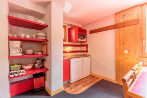 Micro-ondes, lave-vaisselle, cafetière/bouilloire, grille-pain