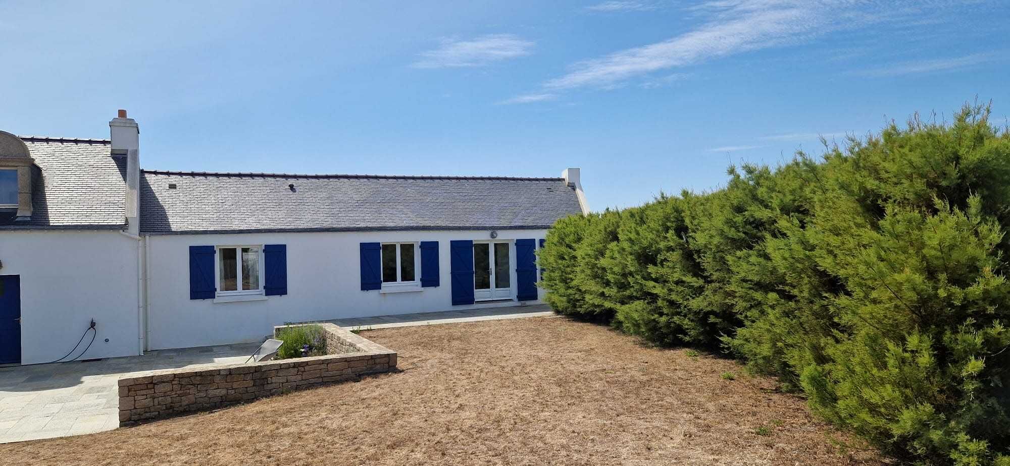 Une maison à deux étages, dotée d’un toit en pente, de fondations en pierre et d’une pelouse bien entretenue.
