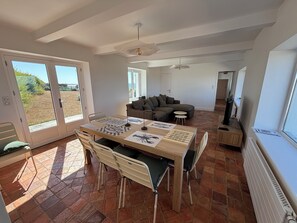 Interior - House near wild coast and castle (Quiberon)