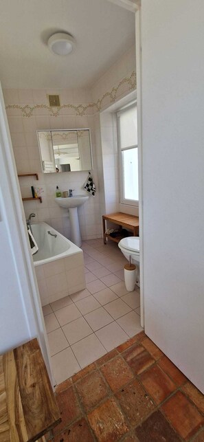 A bathroom with a bathtub, sink, and toilet. - House near wild coast and castle (Quiberon)
