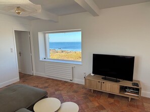 TV - House near wild coast and castle (Quiberon)