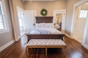 4 bedrooms, iron/ironing board, WiFi, bed sheets - Historic Home in Downtown Clinton (Clinton)