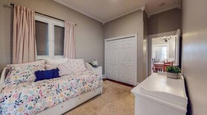 4 Schlafzimmer, Bügeleisen/Bügelbrett, WLAN, Bettwäsche