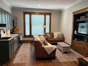 TV - Franklins Grand Getaway House (Grand Haven)