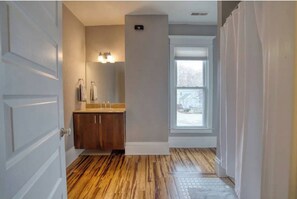 Shower, hair dryer, towels, toilet paper - Franklins Grand Getaway House (Grand Haven)