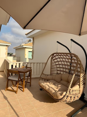 Outdoor dining - Villa with pool access and 3 bedrooms for up to 6 people (Avgorou)