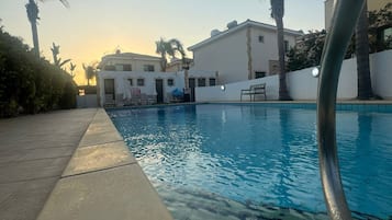 Utomhuspool och uppvärmd pool