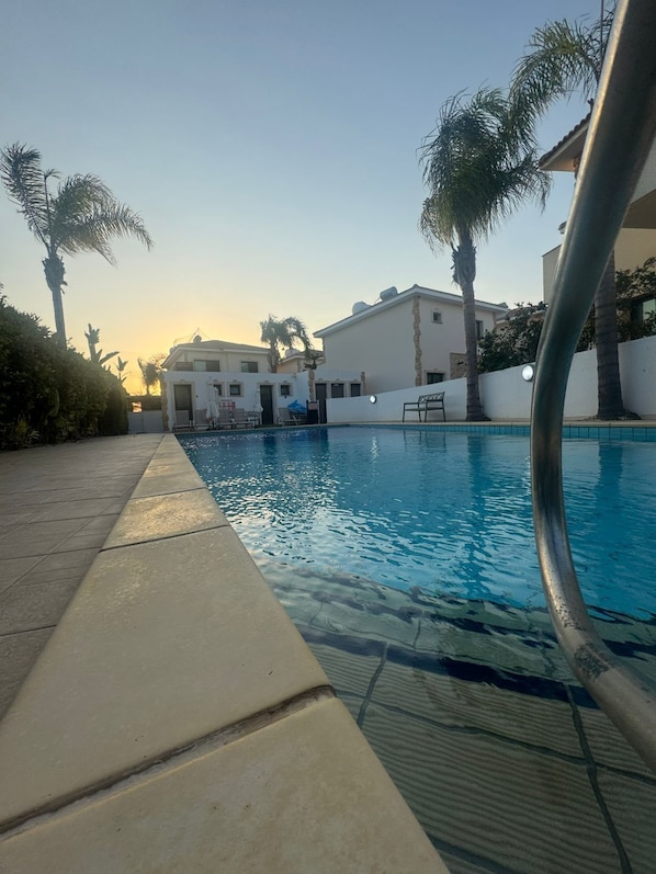 Utomhuspool och uppvärmd pool