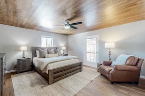 4 bedrooms, desk, iron/ironing board, WiFi