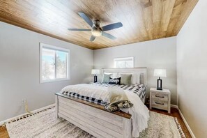 4 Schlafzimmer, Schreibtisch, Bügeleisen/Bügelbrett, WLAN