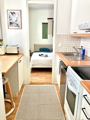 Fridge, microwave, oven, stovetop - Moomin Lover Home in Central Helsinki - Pool & Sauna (Helsinki)