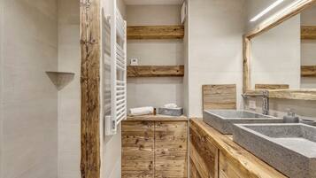 Suihku, hiustenkuivaaja, pyyhkeet