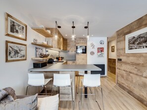 Fridge, microwave, oven, stovetop - Val219: Cozy Ski-In/Ski-Out with Mountain Views (Val-d'Isère)