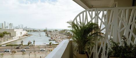 المنطقة المحيطة بالمنشأة