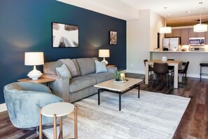 Appartement, 1 chambre | Coin séjour | Télévision de 50 pouces avec chaînes numériques