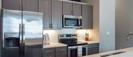 Appartement, 2 chambres | Cuisine privée | Réfrigérateur grande capacité avec congélateur, four à micro-ondes